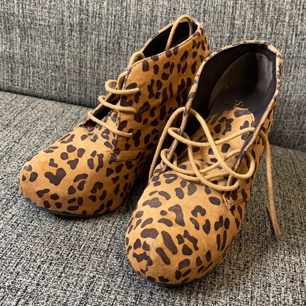 Leopard print wedges by shï